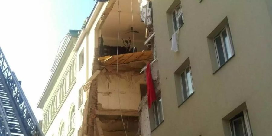 Ein Mehrfamilienhaus in Wien ist nach einer Explosion teilweise eingestürzt. Foto: Wolfgang Wagner/APA
