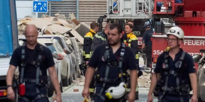 Rettungskräfte an der Unglücksstelle in Wien Rettungskräfte an der Unglücksstelle in Wien