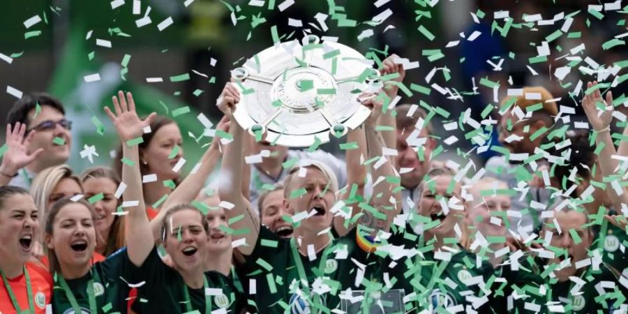 Der Spielerinnen des VfL Wolfsburg feiern die Deutsche Meisterschaft. Foto: Peter Steffen