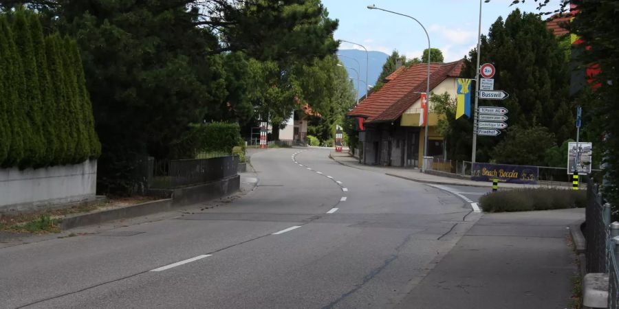 Die Hauptstrasse durch Worben in Richtung Studen.