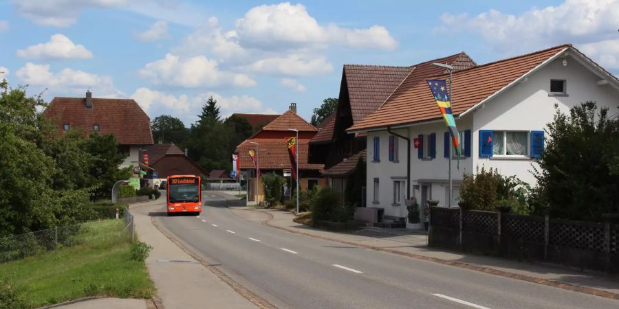 Die Bürenstrasse Richtung Dotzigen.