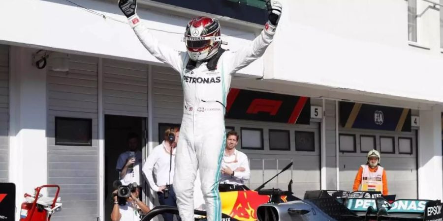 Obenauf: Mercedes-Pilot Lewis Hamilton feiert seinen Sieg in Budapest. Foto: Laszlo Balogh/AP