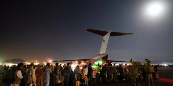 Menschen vor einem australishen Militärflugzeug am Kabuler Flughafen Menschen vor einem australishen Militärflugzeug am Kabuler Flughafen