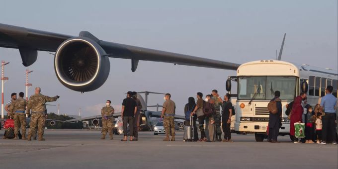 Eine Gruppe afghanischer Flüchtlinge steigt aus einem Flugzeug des Typs C-17 Globemaster III auf dem Luftwaffenstützpunkt Ramstein in Deutschland aus. US Afghanistan