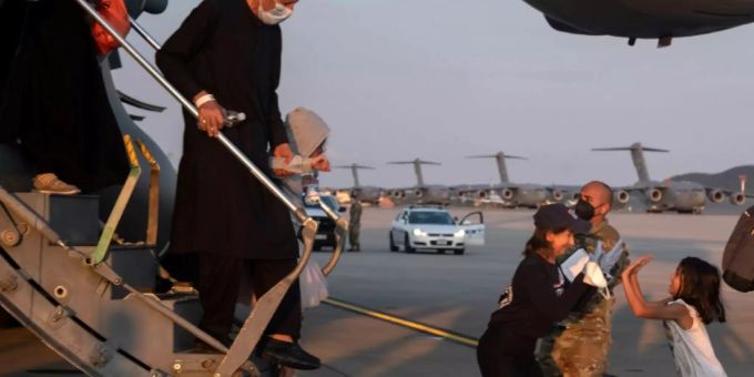 Afghanen steigen aus US-Flugzeug in Ramstein Afghanen steigen aus US-Flugzeug in Ramstein