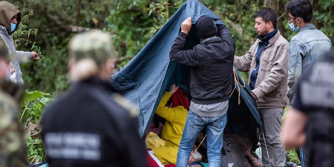 Afghanische Flüchtlinge bauen Zelte an der Grenze zwischen Polen und Belarus. Polens Opposition hat die Regierung zur sofortigen Hilfe für die festsitzende Gruppe aufgefordert. Es sei eine «skandalöse Situation», sagte der Abgeordnete Maciej Konieczny von der Linken dem Sender Polsat News. polen