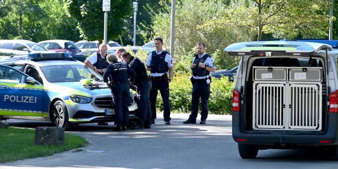 Die Polizei fahndet mit einem Grossaufgebot nach den vier Männern. Psychiatrie