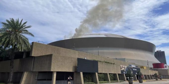 Das Heimstadion der New Orleans Saints hat Feuer gefangen. Feuer
