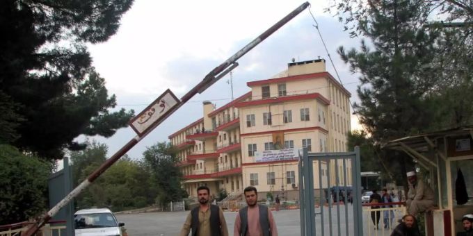 Krankenhaus in Kabul. Weil nach der Machtübernahme durch die Taliban Hilfsgelder gestoppt wurden, haben Tausende Gesundheitseinrichtungen laut der WHO kein Geld mehr für Material oder die Bezahlung der Mitarbeiter. Foto: -/XinHua/dpa Krankenhaus in Kabul. Weil nach der Machtübernahme durch die Taliban Hilfsgelder gestoppt wurden, haben Tausende Gesundheitseinrichtungen laut der WHO kein Geld mehr für Material oder die Bezahlung der Mitarbeiter. Foto: -/XinHua/dpa