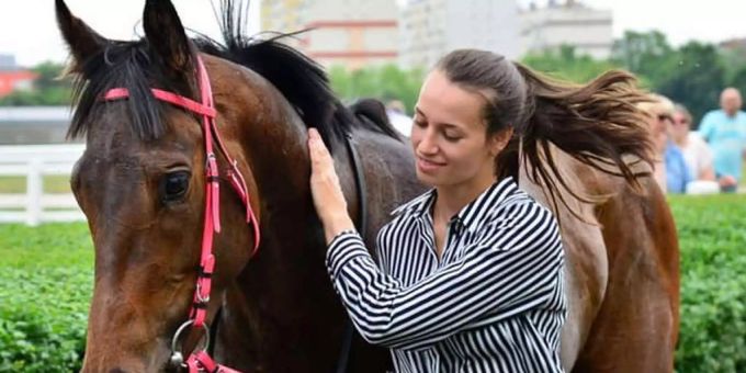 Eszter Jeles stürzte bei hohem Tempo. sturz pferderennen