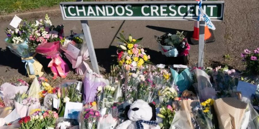 Blumengebinde und ein Kuscheltier am Tatort in Chandos Crescent in Killamarsh, in der Nähe von Sheffield. Foto: Danny Lawson/PA Wire/dpa