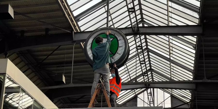 Eine Uhr im HB-Zürich wird von der Gruppe «Extinction Rebellion» überklebt.