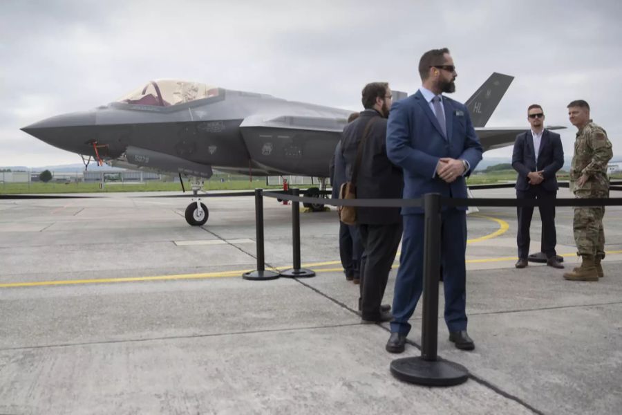 Ein F-35A-Kampfjet wird während eines Test- und Evaluierungstages auf dem Militärflugplatz in Payerne gezeigt.