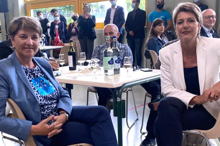 Die Bundesrätinnen Viola Amherd und Karin Keller-Sutter amüsieren sich beim Apéro mit der Bevölkerung von Le Chenit im Waadtländer Jura. Im Hintergrund Bundesrat Ueli Maurer.