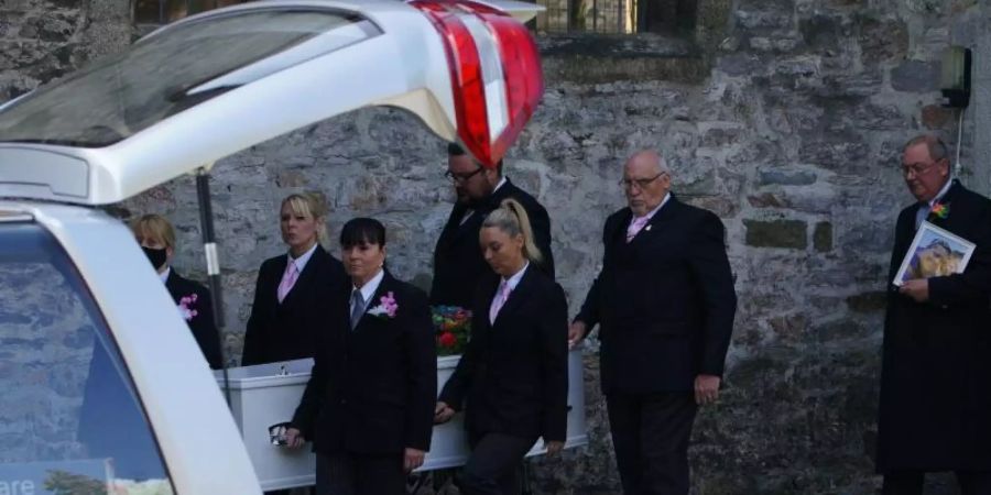 Der Trauerzug verlässt die St. Andrews Kirche nach der Beerdigung von zwei der sechs Opfer nach der Bluttat am 12. August. Foto: Ben Birchall/PA Wire/dpa