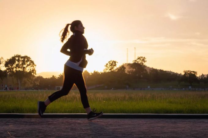 Sport hilft gegen Reflux. Joggerin