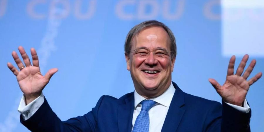 Armin Laschet winkt während des 36. Landesparteitages der CDU Brandenburg in der MBS-Arena nach seiner Rede. Foto: Soeren Stache/dpa-Zentralbild/dpa