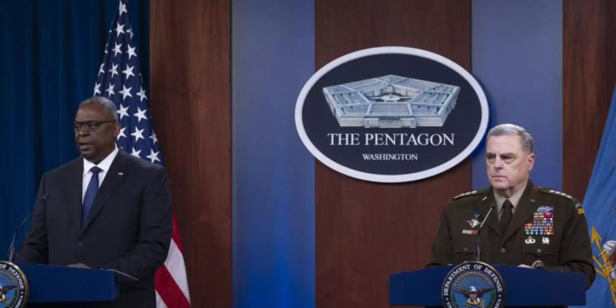 Lloyd Austin (l), Verteidigungsminister der USA, und General Mark Milley, Vorsitzender der Joint Chiefs, sprechen bei einer Pressekonferenz zur Lage in Afghanistan. Foto: Ssgt. Julian Kemper/Dod/Planet Pix via ZUMA Press Wire/dpa