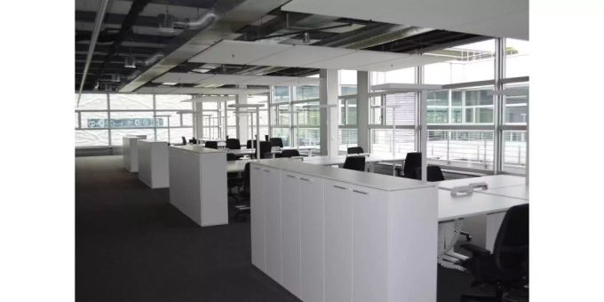 Doch können sich die übrigen 10 Prozent der Coronaviren in Innenräumen schnell ausbreiten. Büro