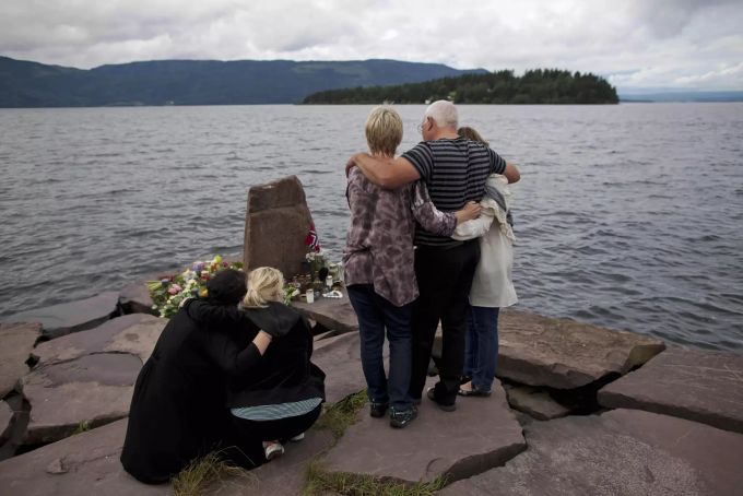 Anschläge in Norwegen 2011: Trauernde Angehörige blicken vom Festland auf die Insel Utøya. Anschläge in Norwegen 2011