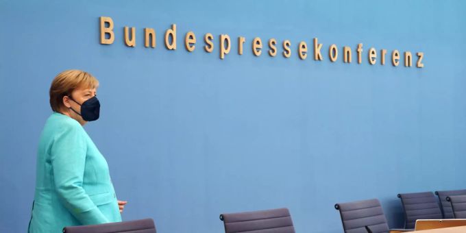 Bundeskanzlerin Angela Merkel (CDU) nimmt in der Bundespressekonferenz ihren Platz ein. angela merkel klimawandel