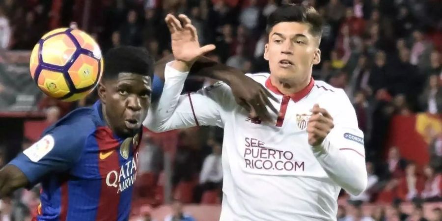 Sevillas Joaquín Correa 2016 im Zweikampf mit Barcelonas Samuel Umtiti. Foto: Jose Manuel Vidal/EFE/dpa