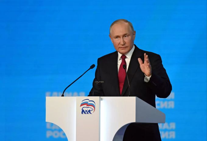 Der russische Präsident Wladimir Putin gestikuliert bei einer Rede. Wladimir Putin