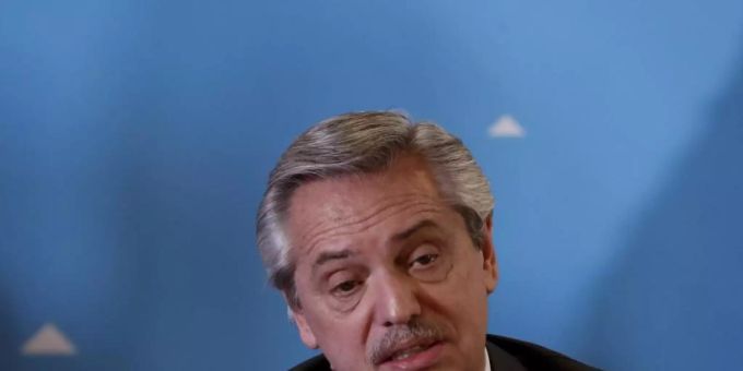Alberto Fernández hält sich selbst nicht so genau an die Corona-Einschränkungen. Foto: Natacha Pisarenko/AP/dpa Alberto Fernández hält sich selbst nicht so genau an die Corona-Einschränkungen. Foto: Natacha Pisarenko/AP/dpa