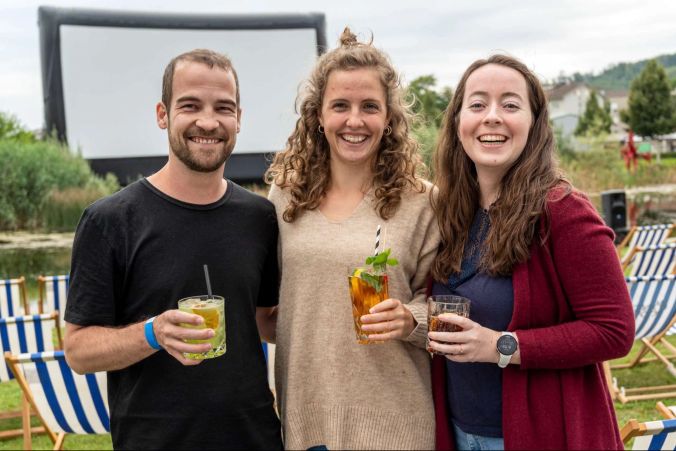 Vl.: Raphi, Fränzi und Cara aus Bern geniessen den Moment