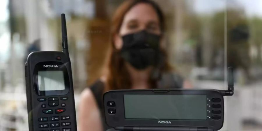 Zwei Exemplare des «Nokia 9000 Communicator» sind am Eingang des Frankfurter Museums für Kommunikation zur Online-Ausstellung «Smartphone.25 - Erzähl mal!» in einer Vitrine ausgestellt. Foto: Arne Dedert/dpa