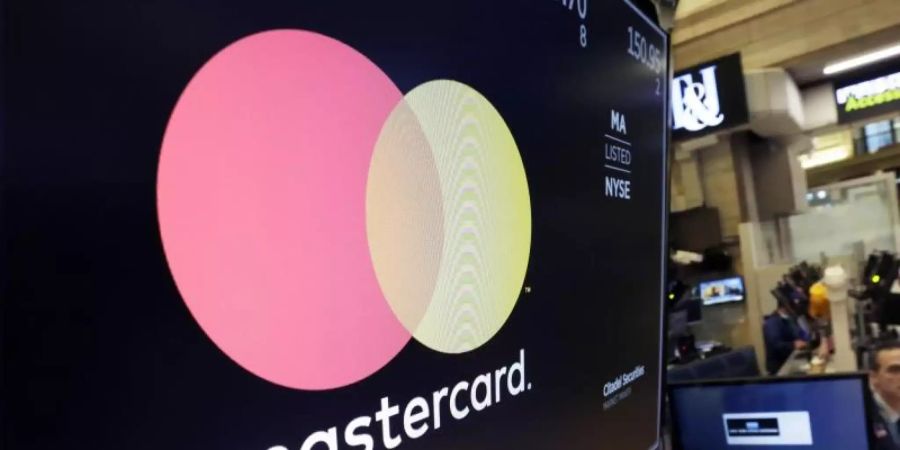 Das Logo von Mastercard auf dem Börsenparkett in New York. Foto: Richard Drew/AP/dpa