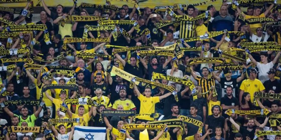 Teile der Fanszene von Beitar Jerusalem gelten als sehr rechts. Foto: Abir Sultan/EPA/dpa