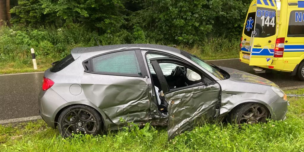 Uezwil Ag Bei Selbstunfall In Baum Geprallt