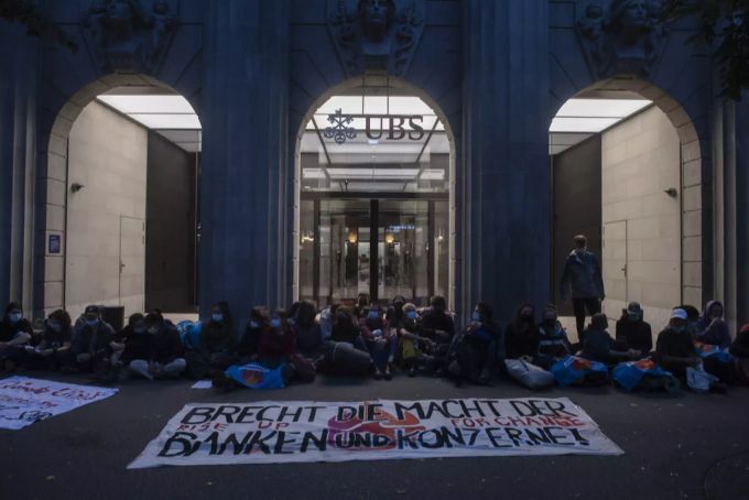 Auch den Eingang der UBS haben sie blockiert. ubs