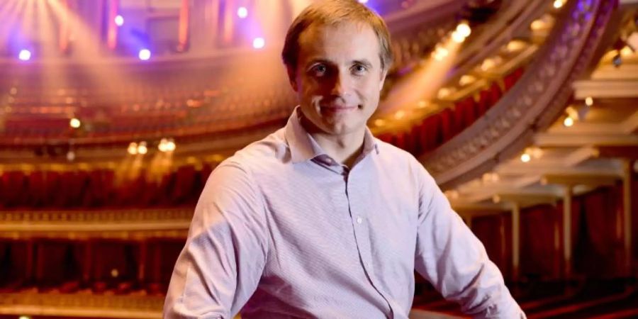 Vor seinem ersten Auftritt mit dem Royal Philharmonic Orchestra fordert Dirigent Wassili Petrenko ein Ende des Brexit-Streits um Visa für Künstler. Foto: Graham Flack/Royal Philharmonic Orchestra/PA Media/dpa