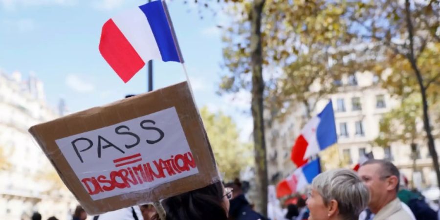 Des personnels de santé manifestent contre l'obligation vaccinale pour les soignants et contre le pass sanitaire, à Paris le 11 septembre 2021