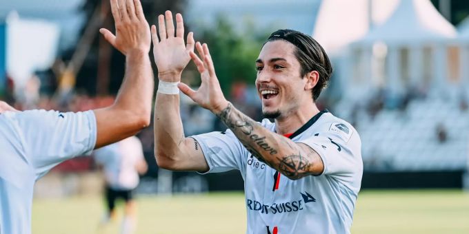 Offensivspieler Kevin Spadanuda hat seinen Vertrag beim FC Aarau verlängert. fc aarau tessin