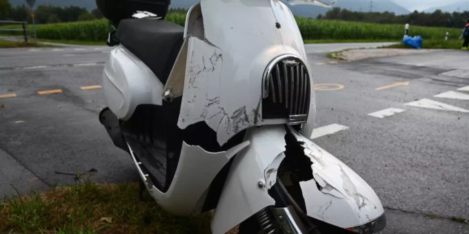 Die 18-jährige Rollerfahrerin wurde verletzt.