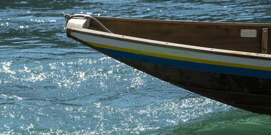 Ein Weidling im Fluss. Zwei Personen werden nach einem Badeunfall in Paradies TG vermisst. (Archivbild)