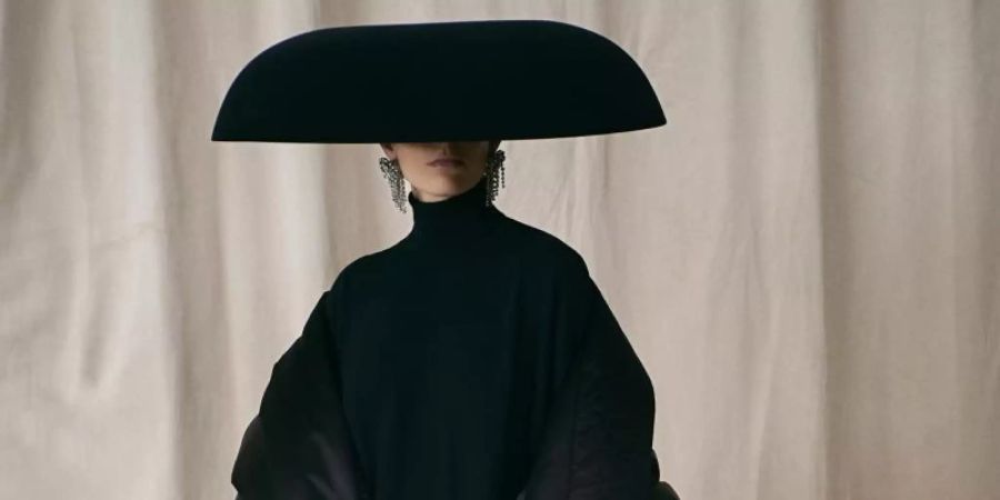 Wie aus einem altniederländischen Gemälde - eine Kreation von Balenciaga. Foto: Balenciaga/dpa