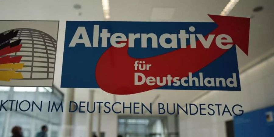 Personen gehen vor den Sitzungssälen der AfD Fraktion im Deutschen Bundestag. Foto: Michael Kappeler/dpa