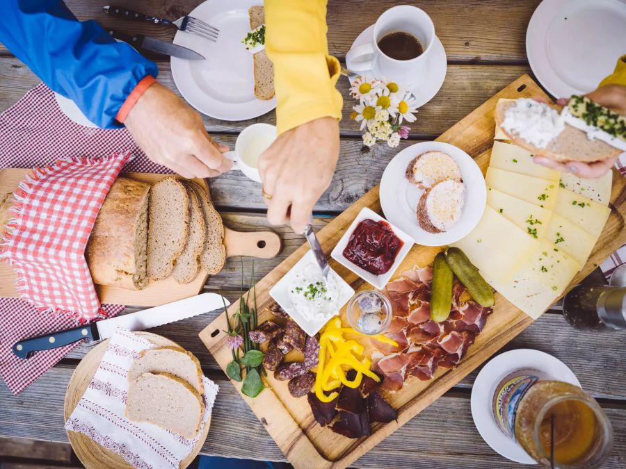 Das «Frühstück am Berg» ist nur eines der vielen Angebote, mit denen die Tiroler Schmankerln sich in eurem Gedächtnis verewigen werden.