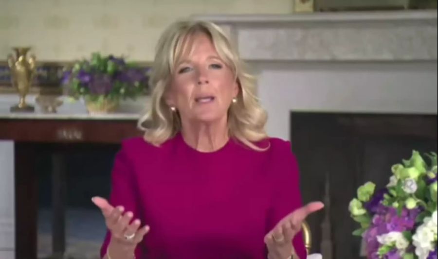 Jill Biden richtet sich in ihrer Rede an Prinz Harry.