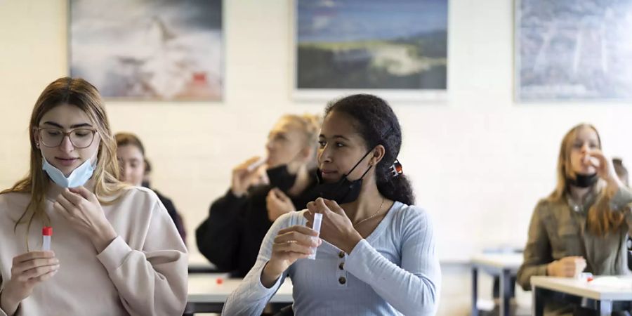 Im Gegensatz zu den individuellen PCR-Tests, werden die Kosten für die Massentests an Schulen auch nach dem 1. Oktober noch vom Bund übernommen.