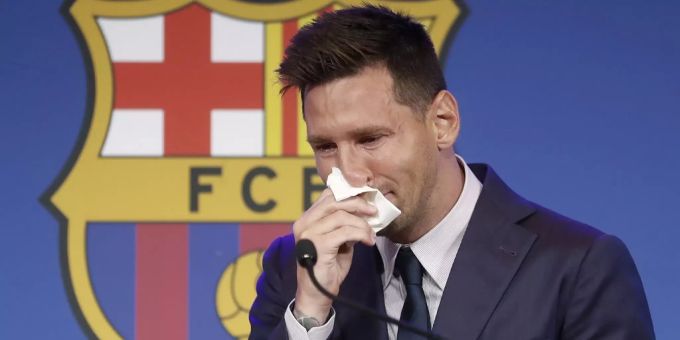 Lionel Messi wischt sich bei seinem Barça-Abschied die Tränen mit einem Taschentuch aus den Augen. Lionel Messi