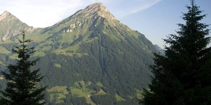 Im Niesengebiet ist am Sonntag ein Gleitschirmpilot tödlich verunglückt. (Archivbild) niesen