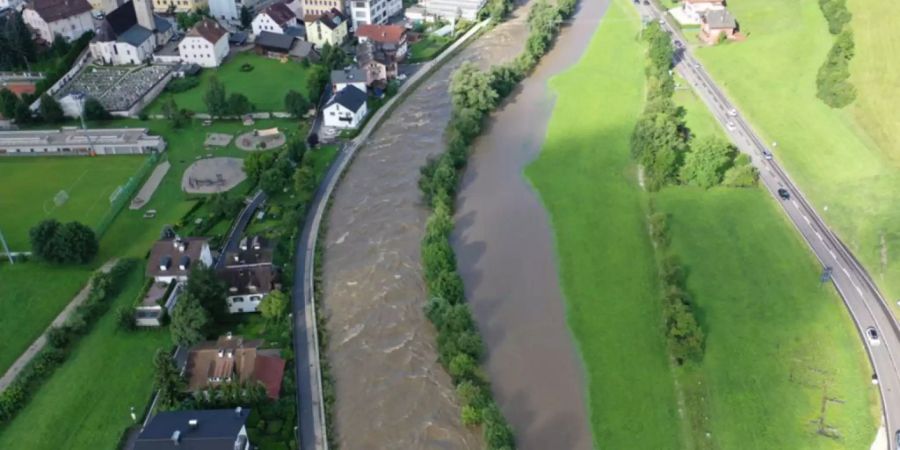 HANDOUT - Der Mühlwalder Bach, circa 20 Kilometer nördlich von Bruneck ist über die Ufer getreten. Südtirol kämpft nach starkem Regen gegen Hochwasser. Foto: LFV Südtirol/dpa Foto: LFV Südtirol/dpa - ACHTUNG: Nur zur redaktionellen Verwendung im Zusammenhang mit der aktuellen Berichterstattung und nur mit vollständiger Nennung des vorstehenden Credits