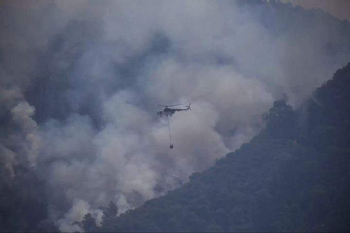 Ein Lösch-Helikopter kämpft in der Provinz Mugla gegen die Flammen an. Löschhelikopter türkei