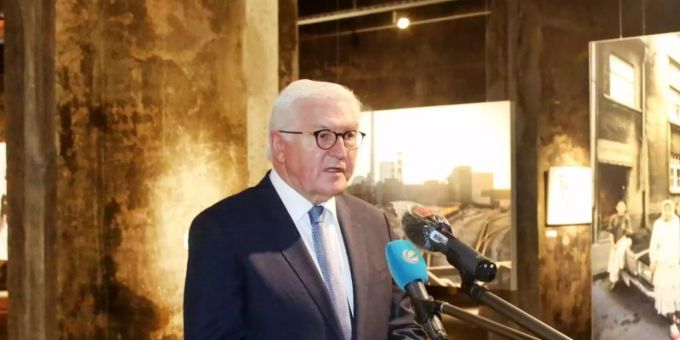 Bundespräsident Steinmeier bei einem Rundgang durch die Ausstellung "Wir sind von hier. Türkisch-deutsches Leben 1990, Fotografien von Ergun Çagatay" in Essen. Foto: Roland Weihrauch/dpa Bundespräsident Steinmeier bei einem Rundgang durch die Ausstellung "Wir sind von hier. Türkisch-deutsches Leben 1990, Fotografien von Ergun Çagatay" in Essen. Foto: Roland Weihrauch/dpa