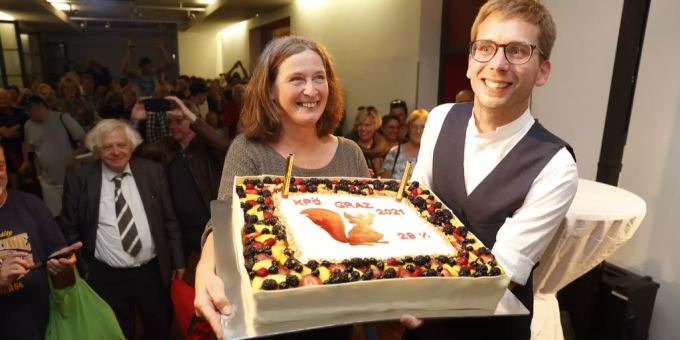 Die Kommunisten in Graz feiern mit Kuchen. kpö
